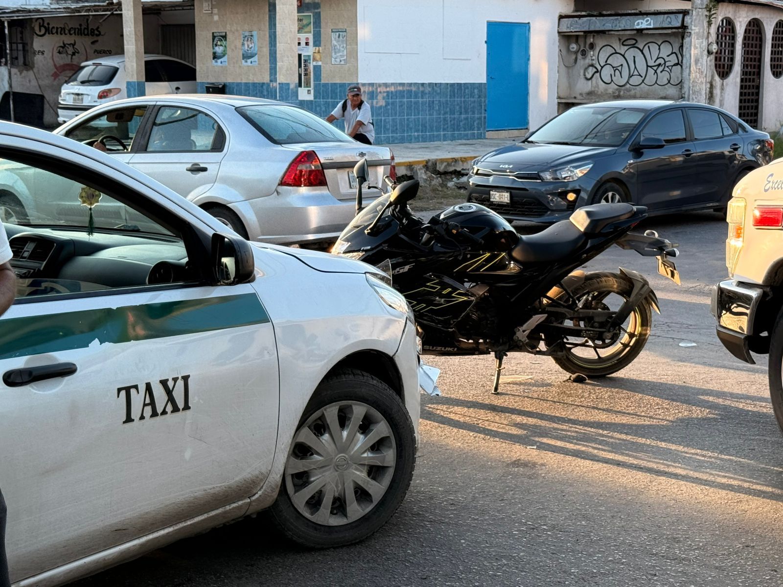 Accidente entre motocicleta Didi y taxi deja saldo de dos heridos en Cancún