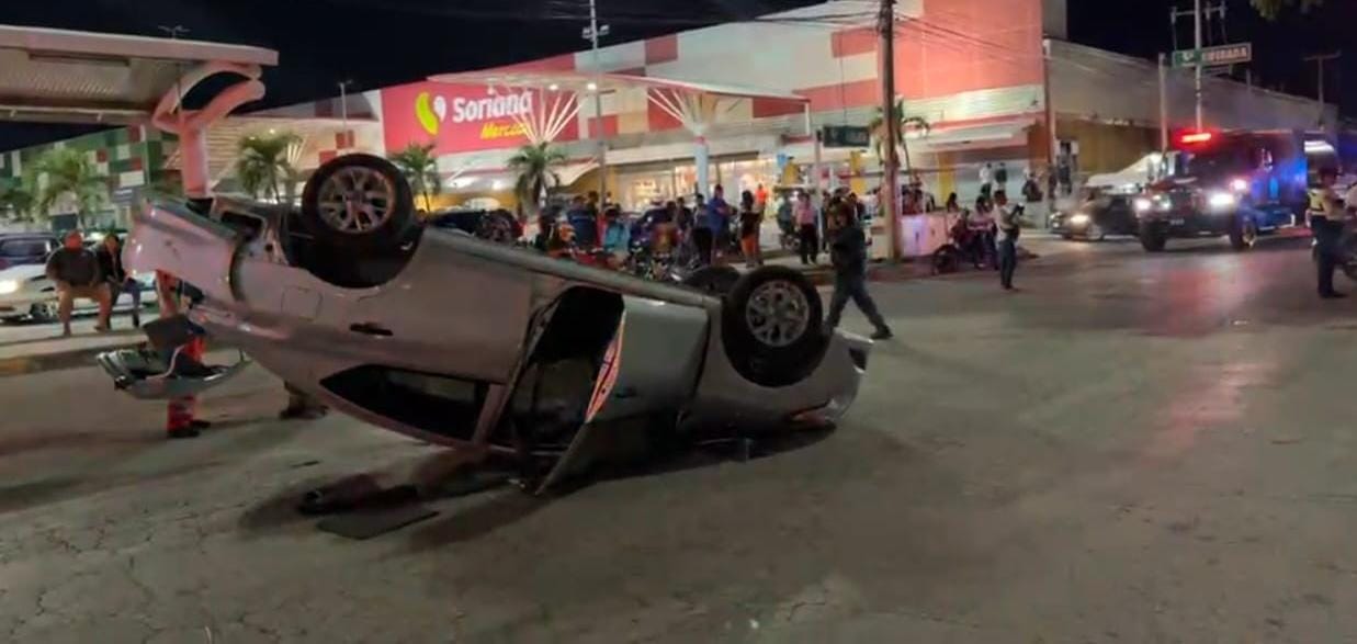 El automóvil color gris quedó sobre su toldo con las cuatro ruedas hacia arriba, casi enfrente del Soriana, sobre la avenida Chacmol