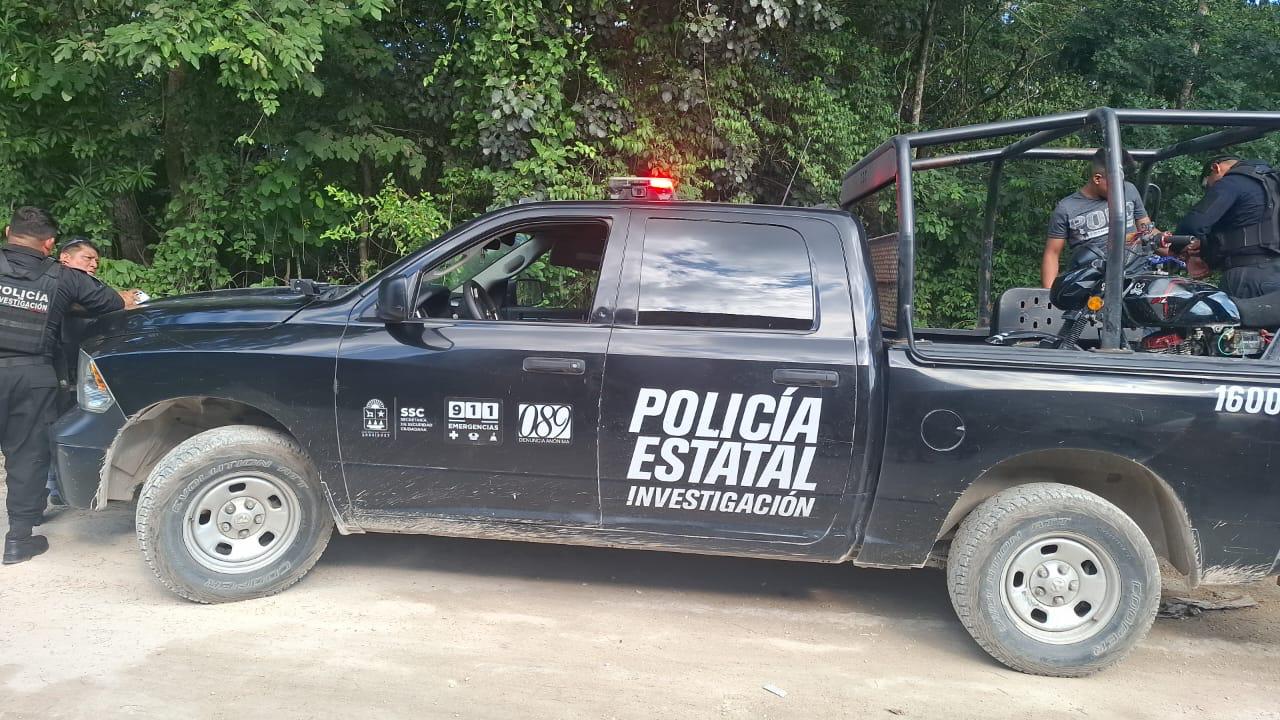 Vecinos denunciaron esta muestra de violencia de la policía de la patrulla 16003, que al verse rodeados por los ciudadanos enojados, liberaron al adolescente.