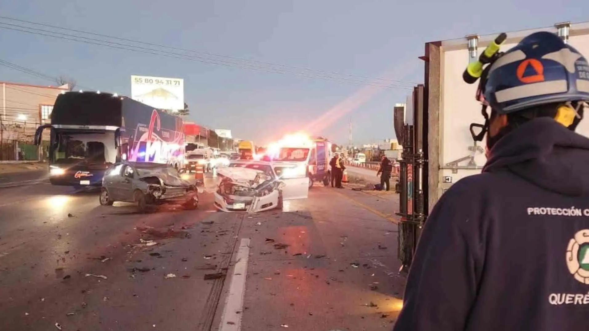 Un accidente en la autopista México-Querétaro, a la altura del kilómetro 194, dejó una persona sin vida y cuatro lesionadas. Autoridades piden conducir con precaución.
