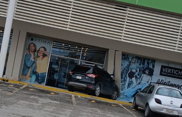 Mujer pisa acelerador en vez del freno en Plaza Héroes