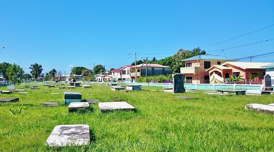 Los agentes ingresaron al cementerio Mount Calvary alrededor de las 04:45 horas y localizaron drogas entre las tumbas