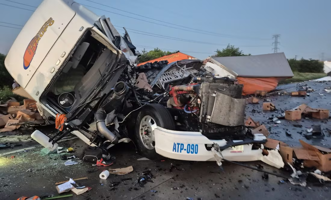Chocan tráileres en la autopista Córdoba–Veracruz; un muerto y un herido grave