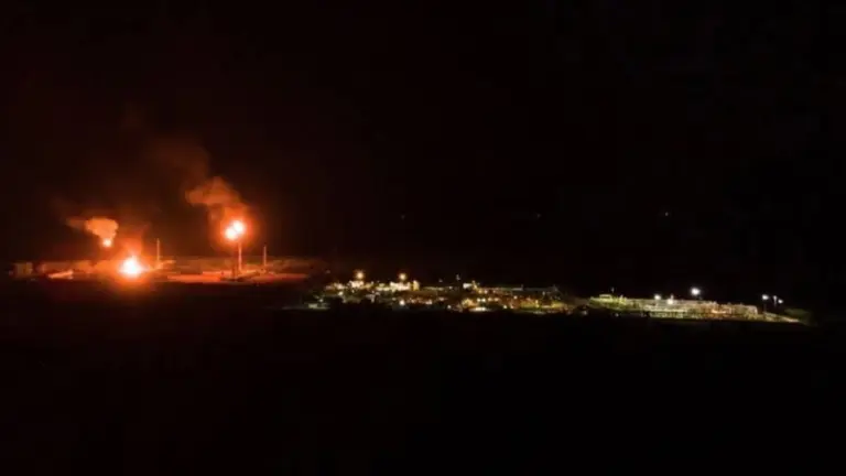 Autoridades y personal de Pemex controlaron la explosión en ducto de Pemex en Atasta, Campeche. No se reportan heridos ni riesgo para la población, informó Protección Civil.