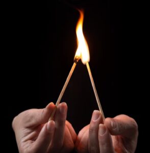 Aumentan las quemaduras graves por retos virales con fuego entre adolescentes