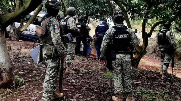Tras el enfrentamiento a balazos en una zona serrana del municipio de Zinapécuaro, los soldados además de dar muerte a dos delincuentes, aseguraron vehículos, armas largas, cartuchos útiles y equipo táctico