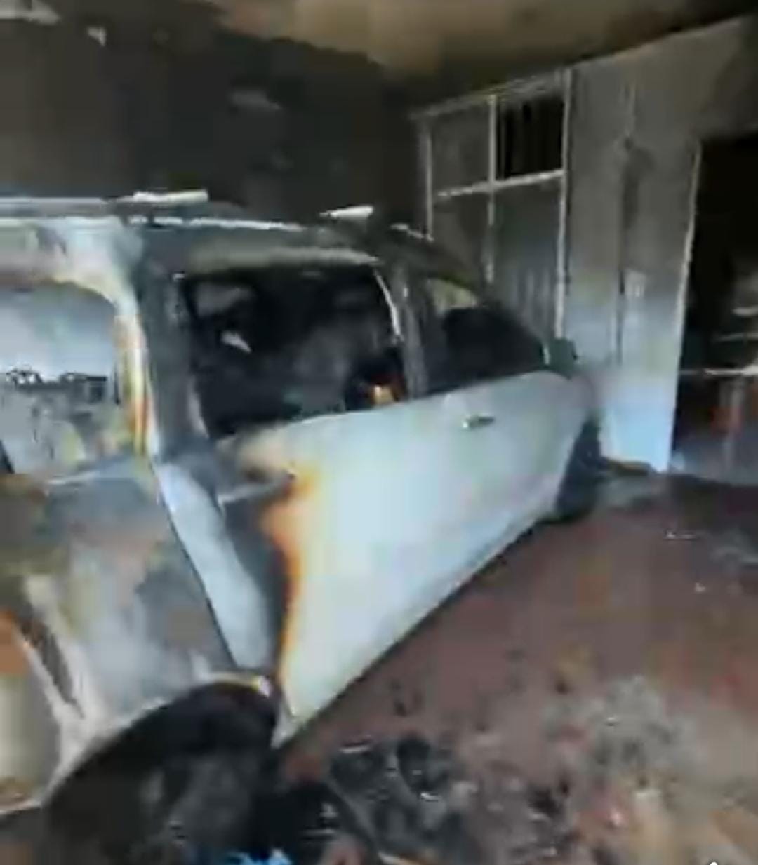 Arde camioneta dentro de garage.