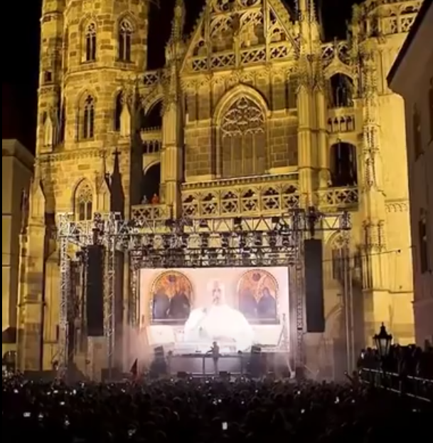 ¡Sorprendente! El Papa aparece en un rave en Eslovaquia con un mensaje y una bendición proyectada para todos los asistentes.
