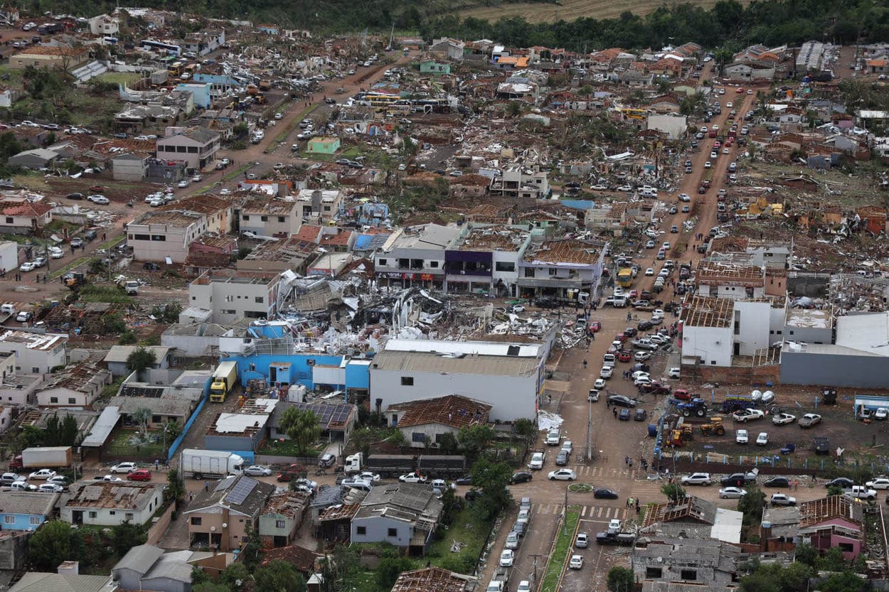 Un poderoso tornado en Brasil dejó seis muertos, cientos de heridos y graves daños en el estado de Paraná, donde el gobierno declaró emergencia.