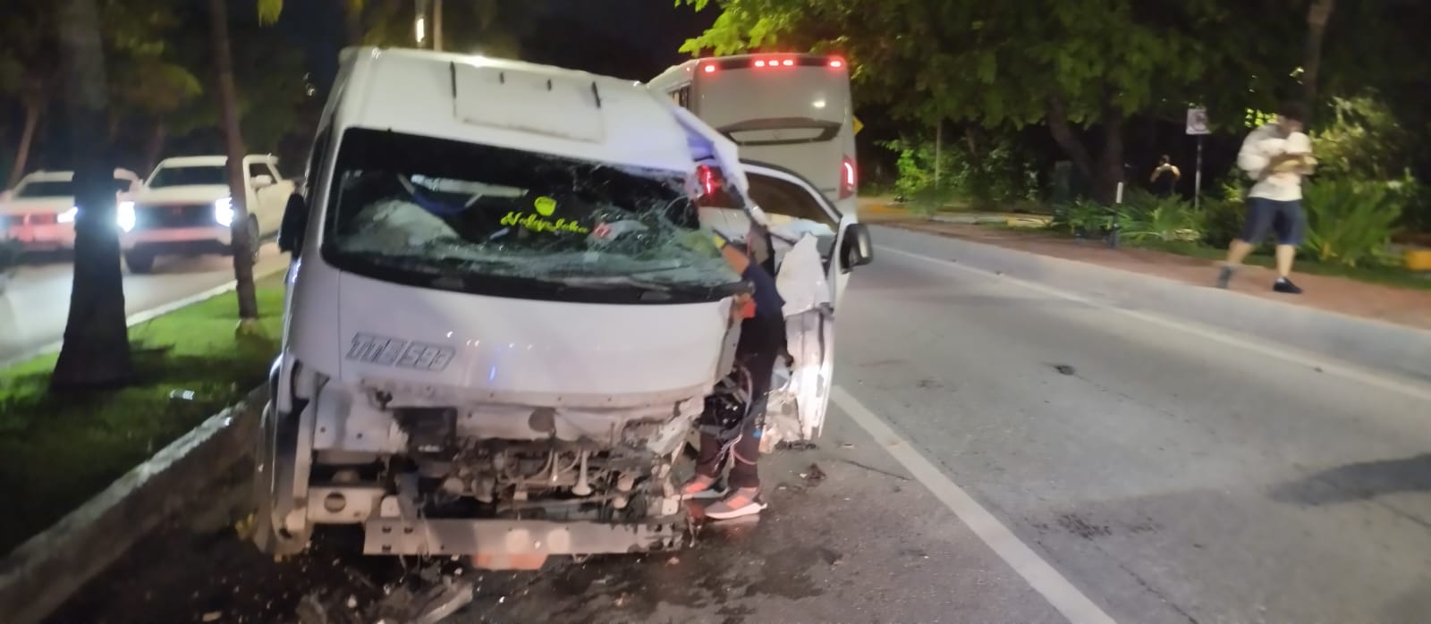 combi se estampa contra palmera en la zona hotelera de Cancún