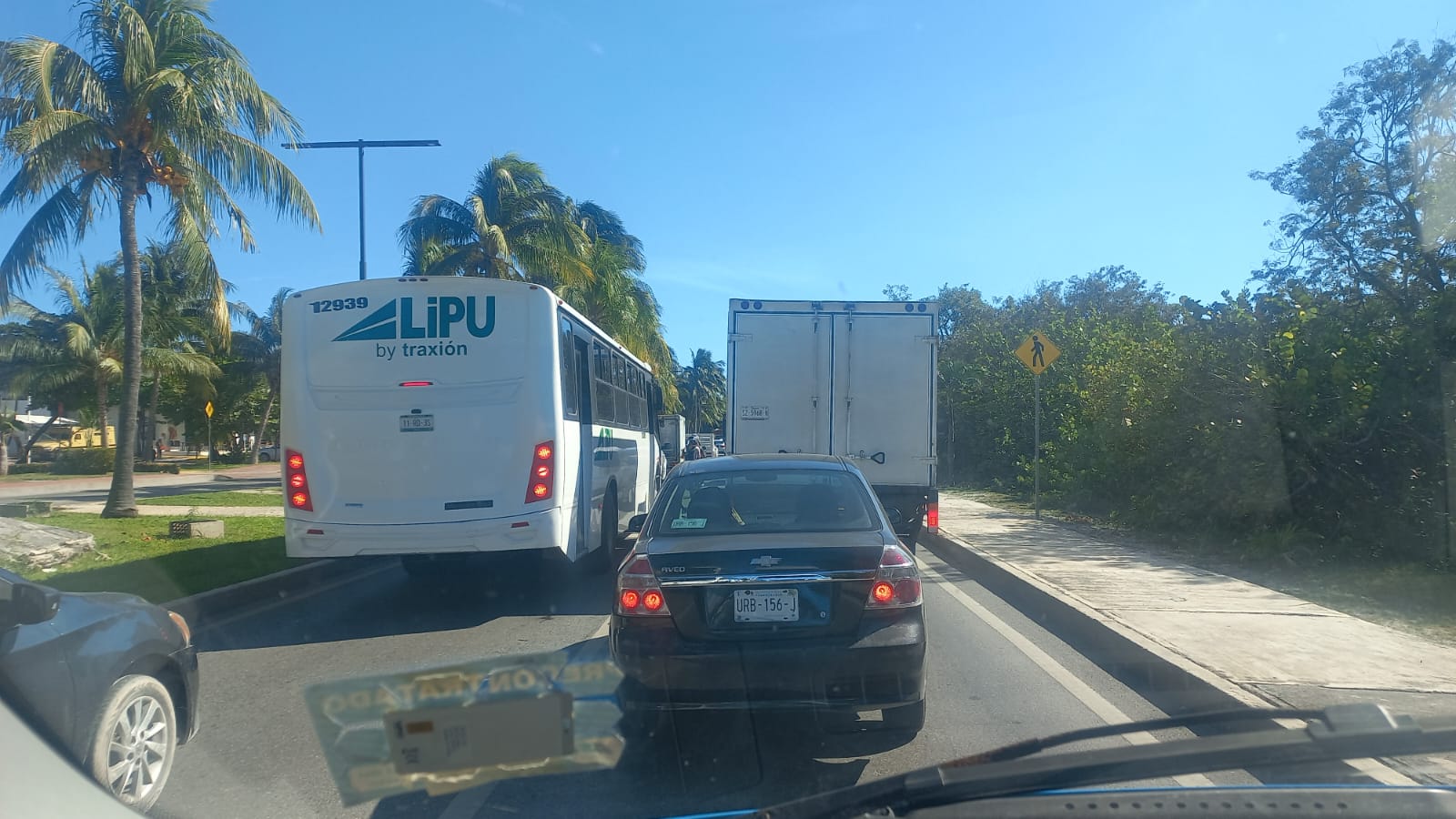 El congestionamiento en la Zona Hotelera se vio agravado por la alta afluencia de transporte público, autobuses turísticos y unidades de carga