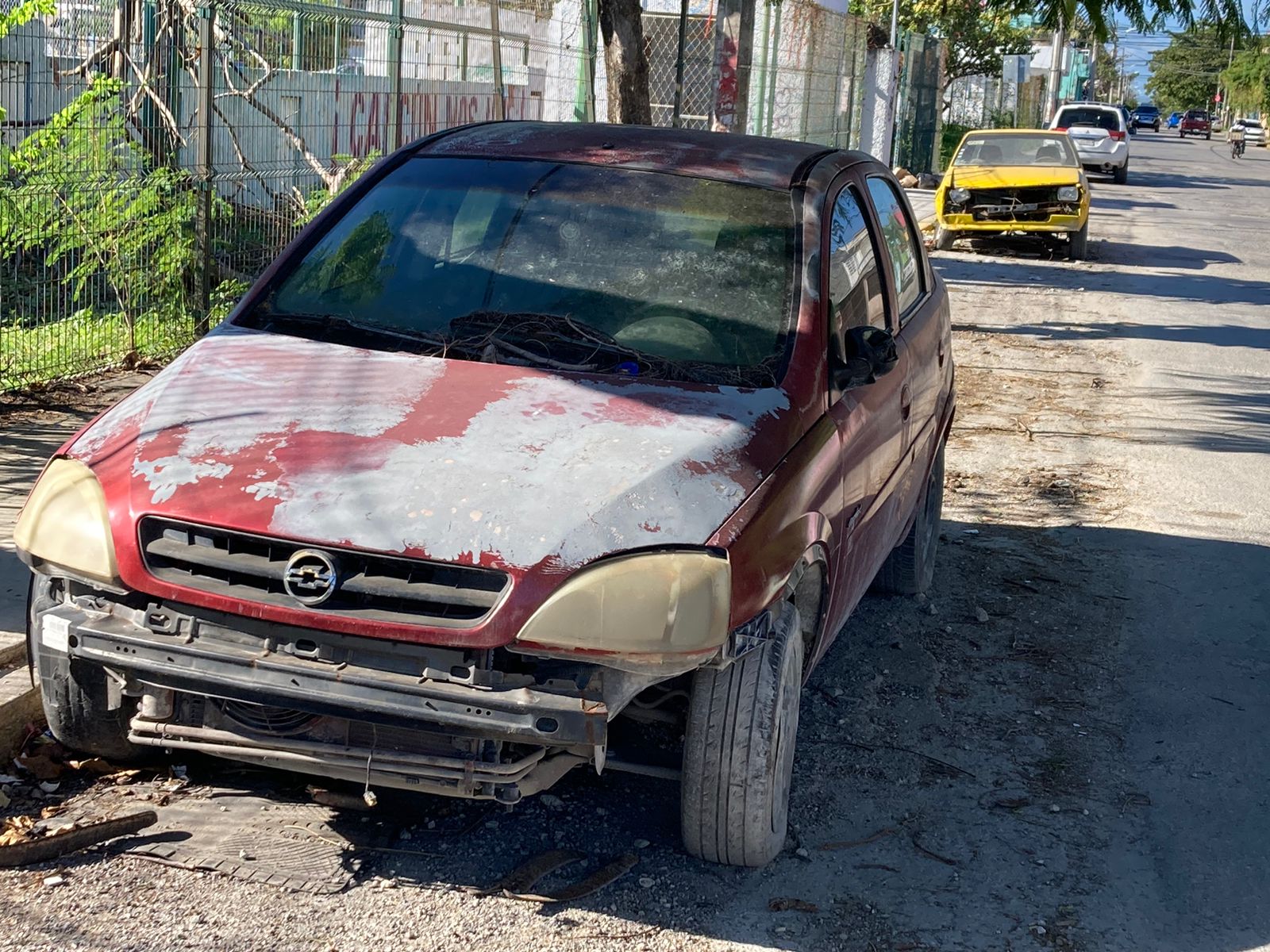 Vehículos chatarra invaden las calles de Cancún. Vecinos piden su retiro inmediato.