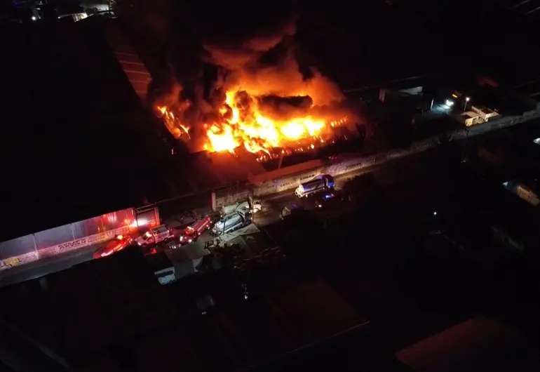 Un incendio en Ixtapaluca devastó bodega textil; bomberos trabajaron con más de 200 elementos; saldo blanco.