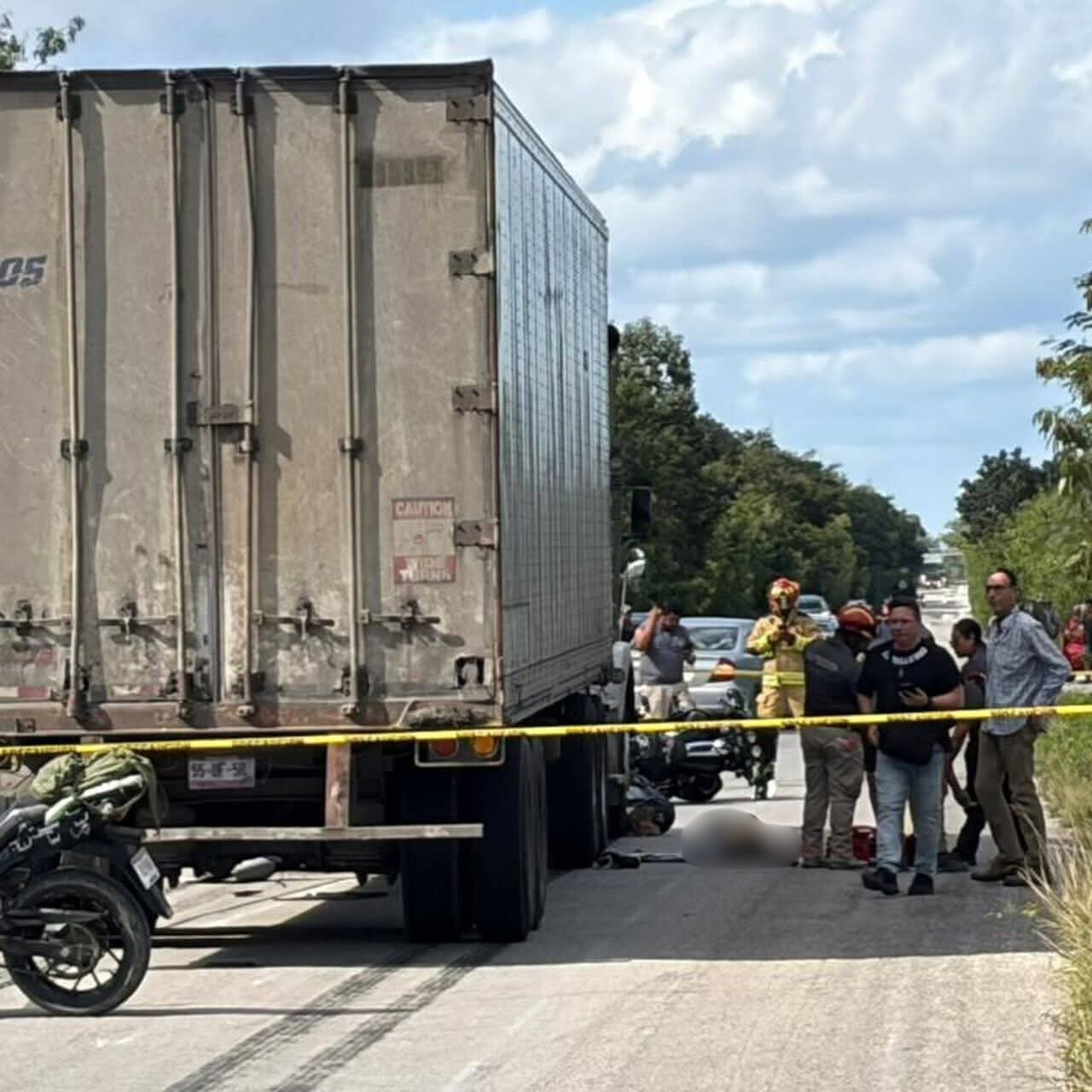 Tráiler atropella a pareja en Macario Gómez