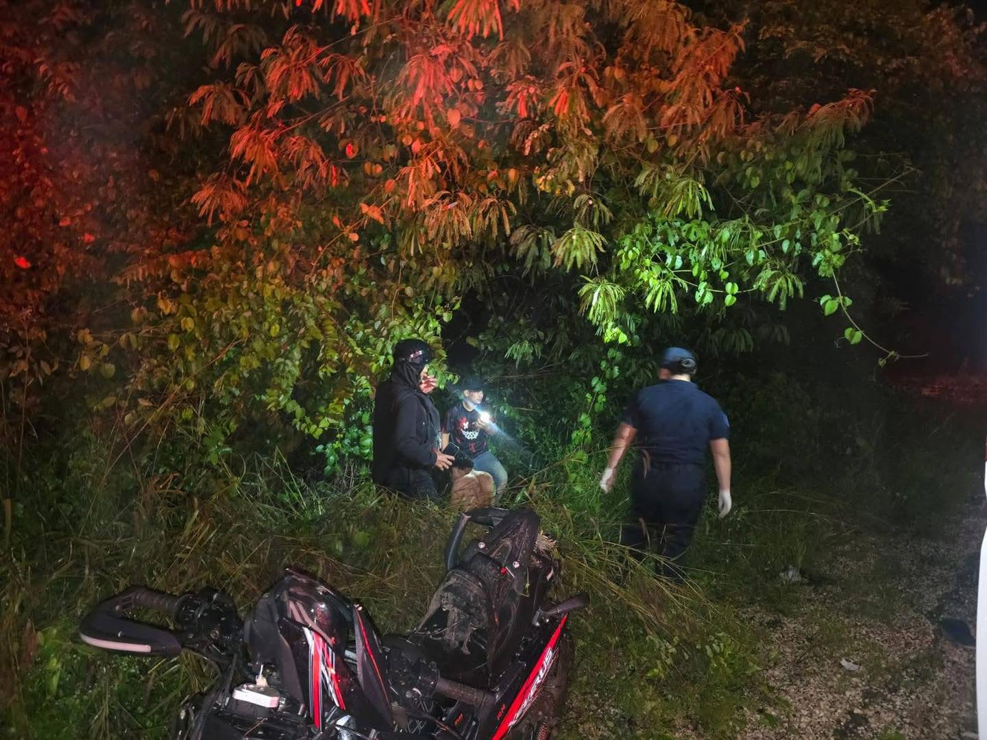 Extraoficialmente dos personas resultaron con lesiones de gravedad que ameritaron su traslado a un hospital de la ciudad de Chetumal.
