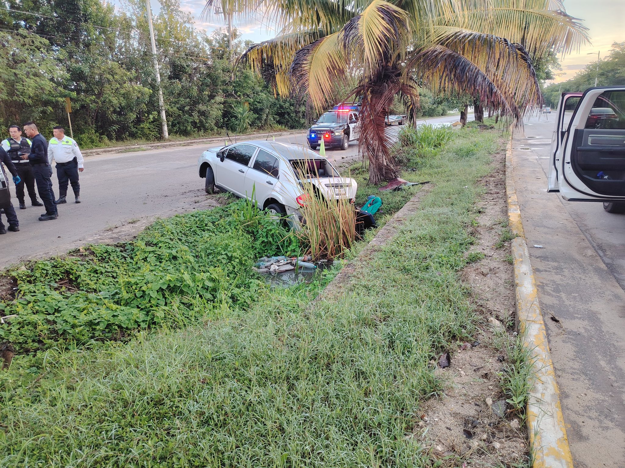 Se durmió y se accidentó, quedando en medio del camellón en la entrada a Chetumal