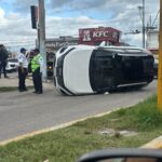 Camioneta termina volcada frente a la terminal de autobuses ADO de Chetumal. No hay lesionados.