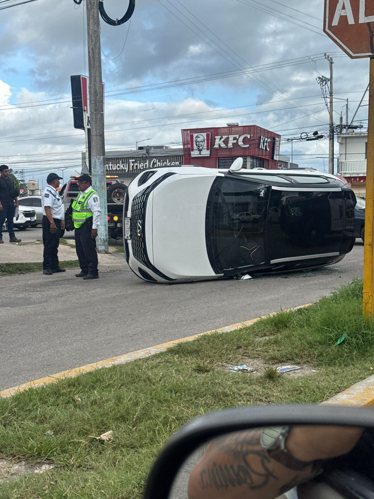 Camioneta termina volcada frente a la terminal de autobuses ADO de Chetumal. No hay lesionados.