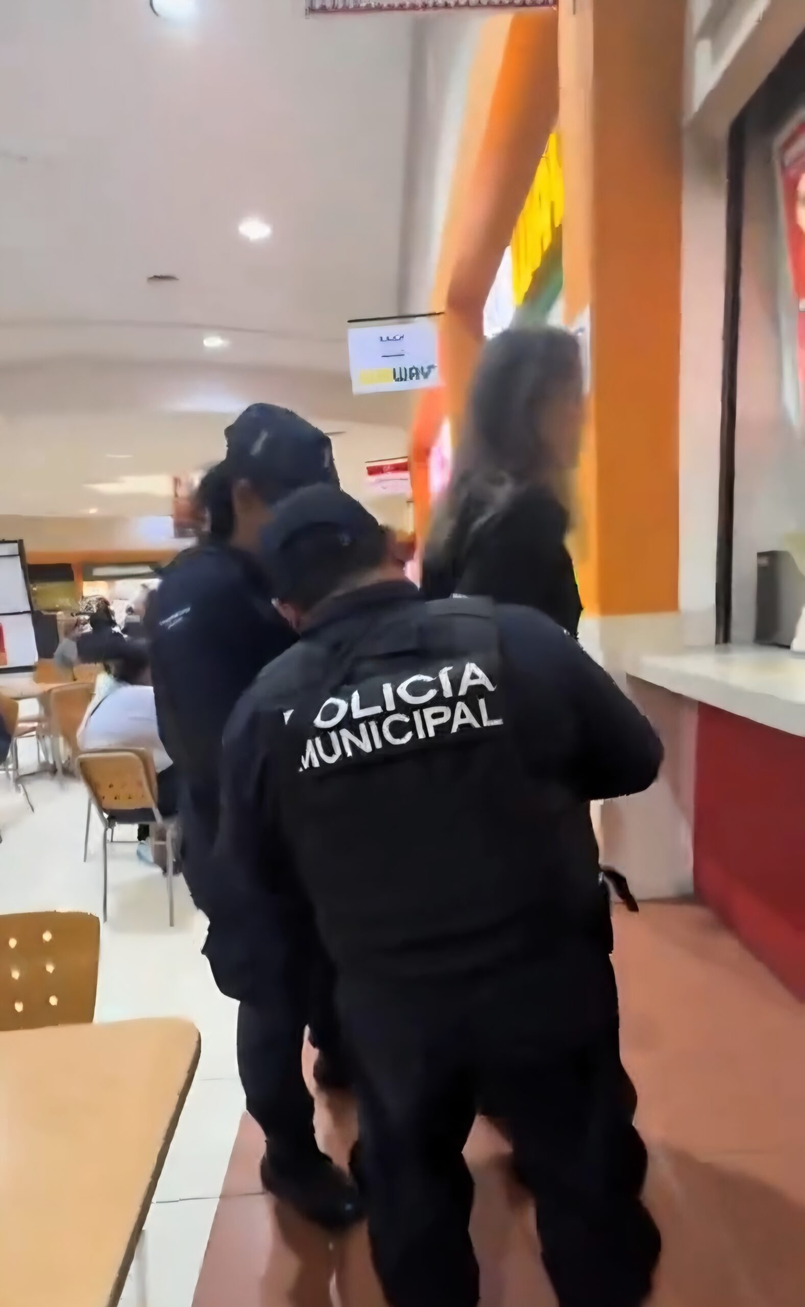 destrozos en Taco Grill de Plaza Las Américas