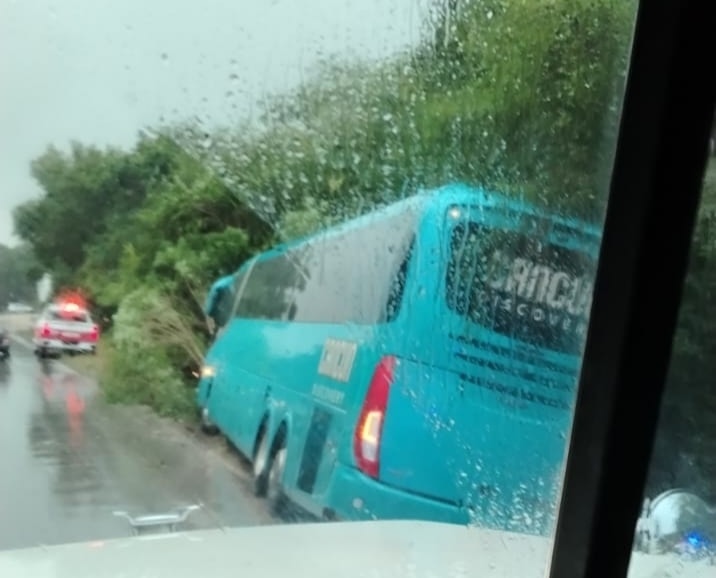 La lluvia y falta de precaución al conducir fueron las causas de este accidente que paralizó el tránsito vehicular en la carretera Gas Auto