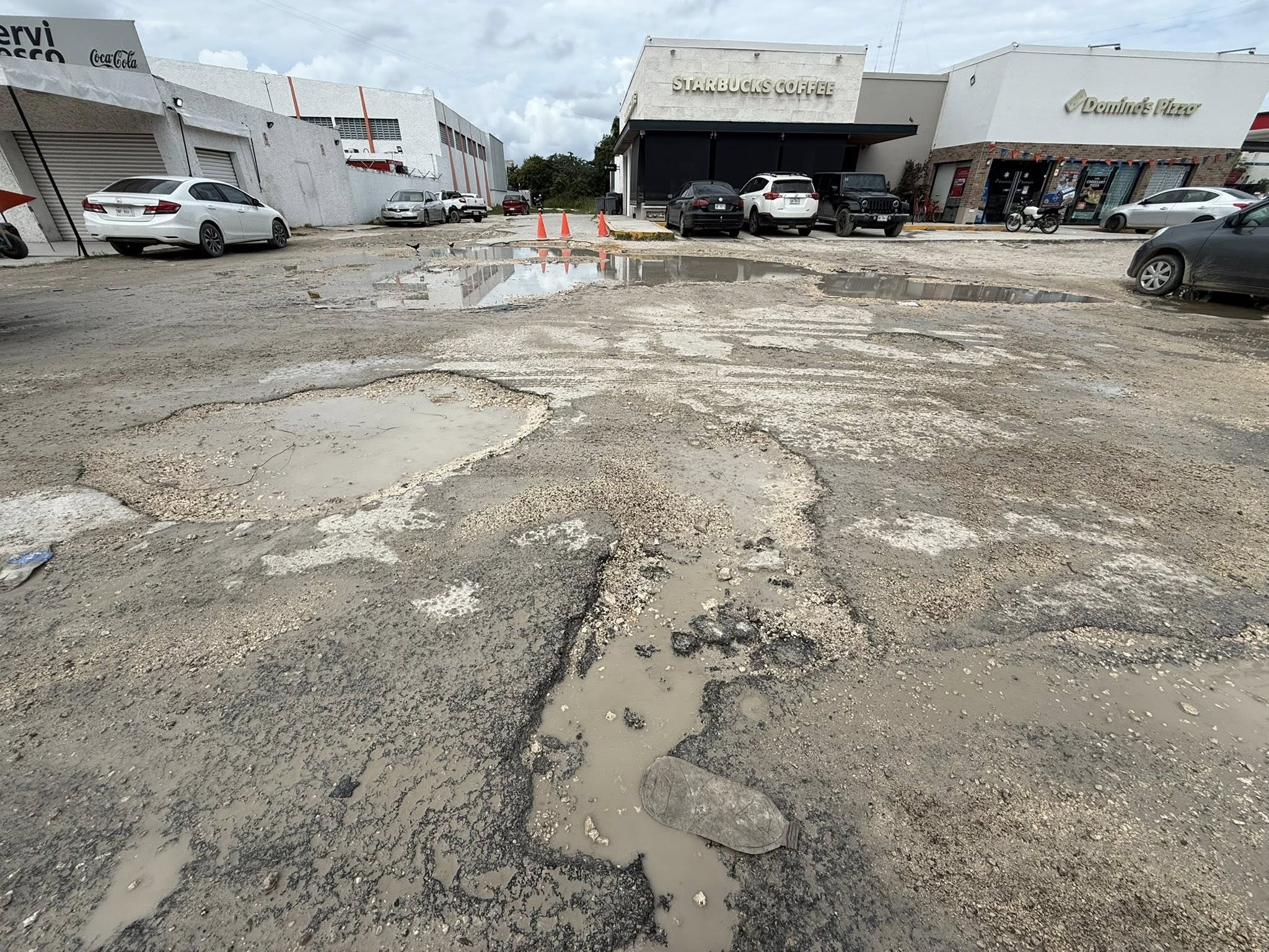 De acuerdo con recorridos realizados en el área, el deterioro de las vialidades de Tulum no es reciente y se ha agravado con el paso del tiempo