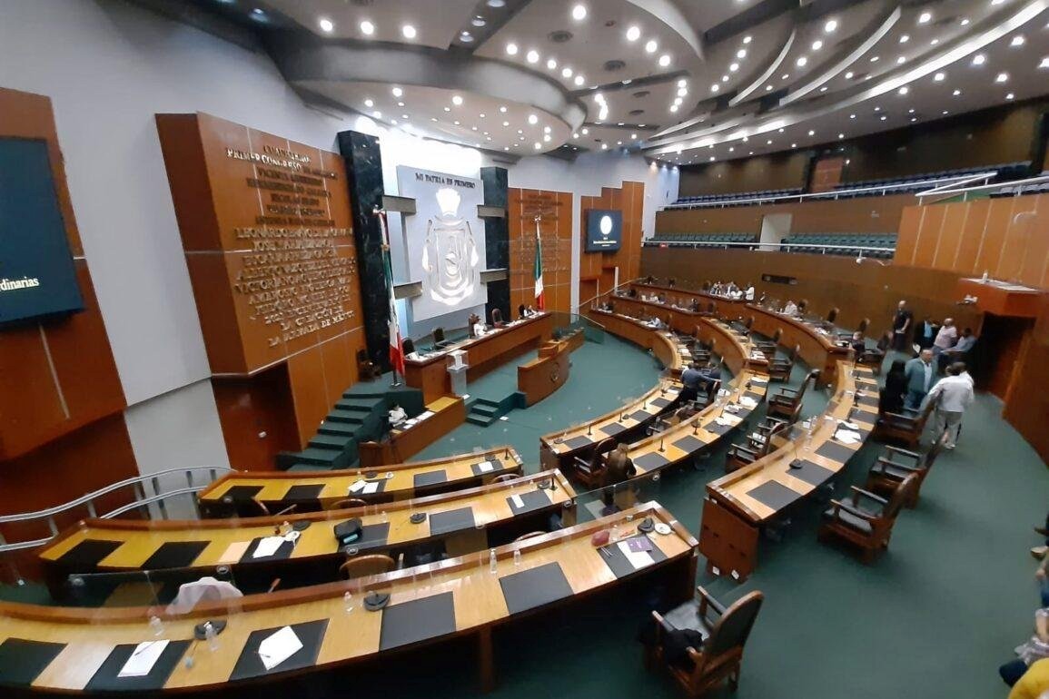 El alcance de la legítima defensa se limita estrictamente al domicilio, el cual incluye no solo el interior de la vivienda, sino también áreas como patios, jardines, bardas, azoteas