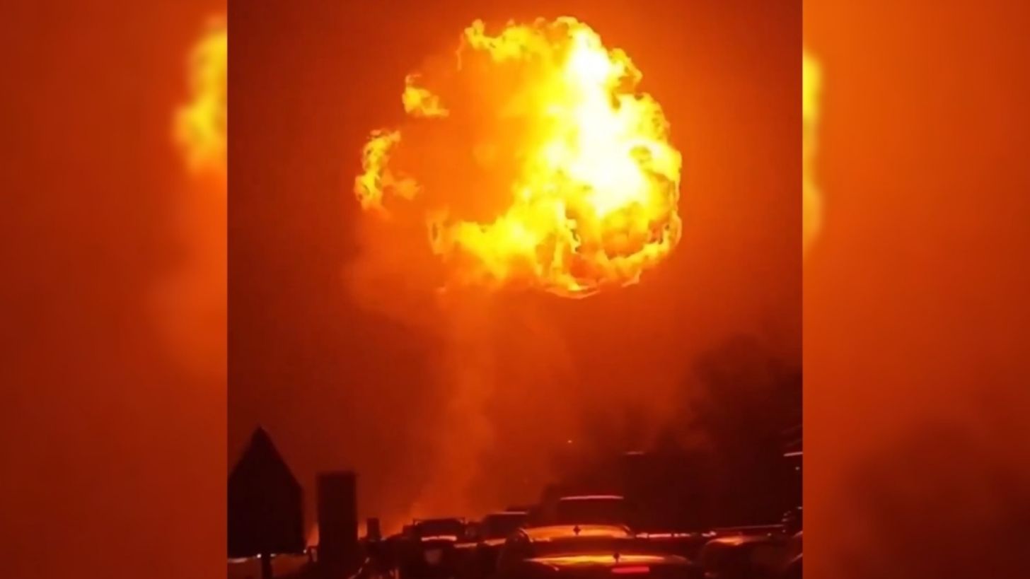 Explosión de pipa de gas LP en Italia paraliza una autopista