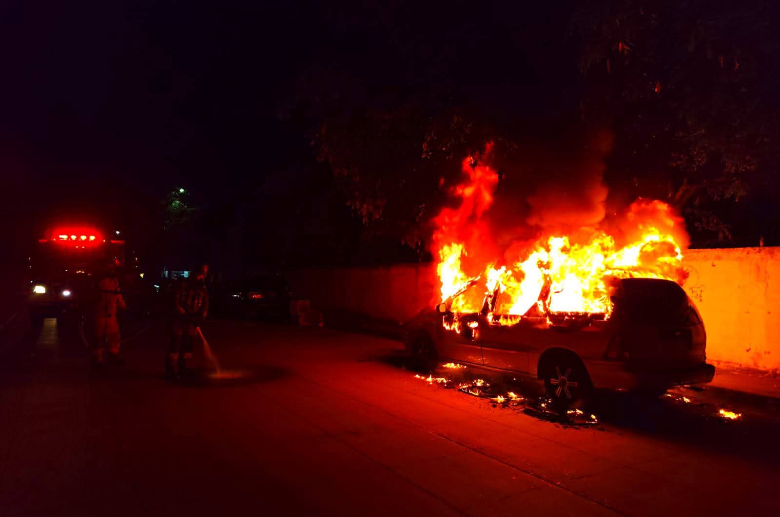 Un incendio de vehículo en Cancún dejó una camioneta como pérdida total; bomberos lograron extinguir el fuego sin personas lesionadas.