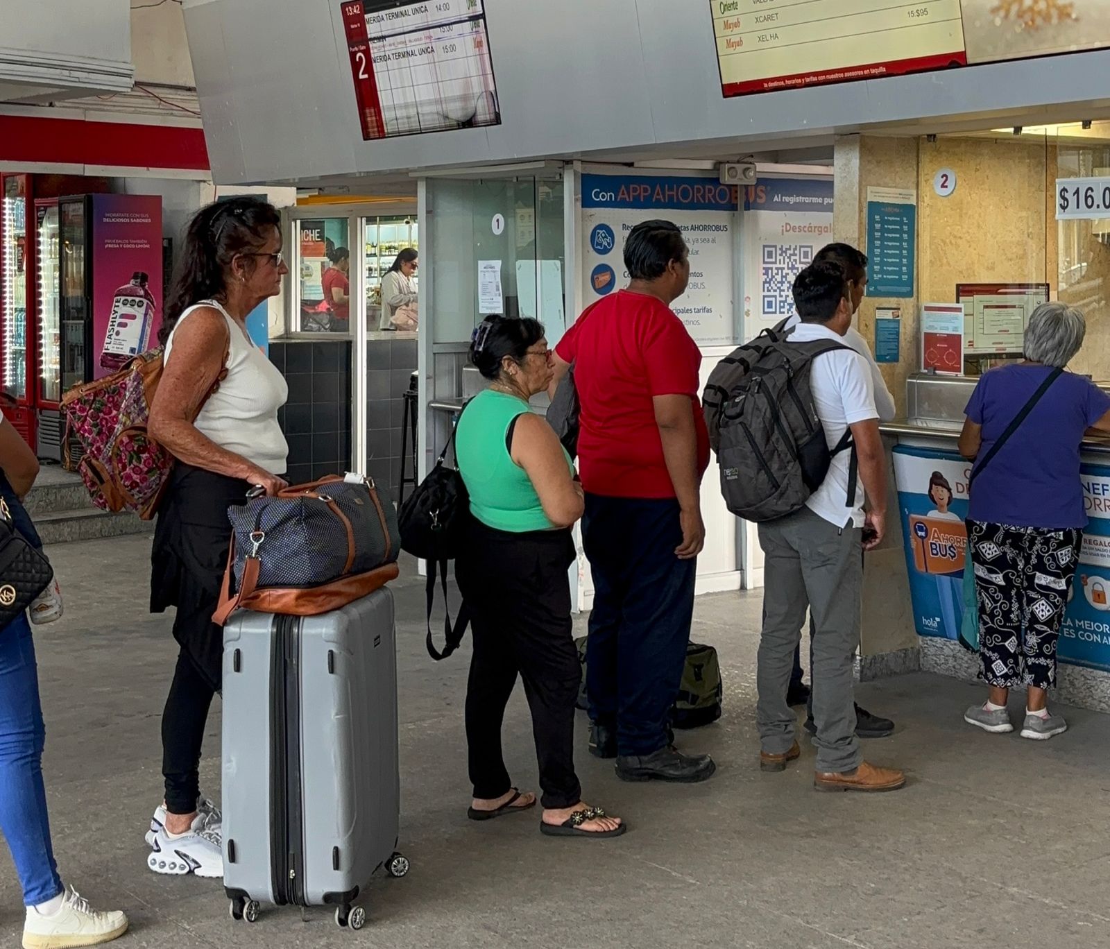Las vacaciones decembrinas en Cancún comienzan antes de lo previsto, con decenas de familias adelantando su salida desde la terminal ADO.