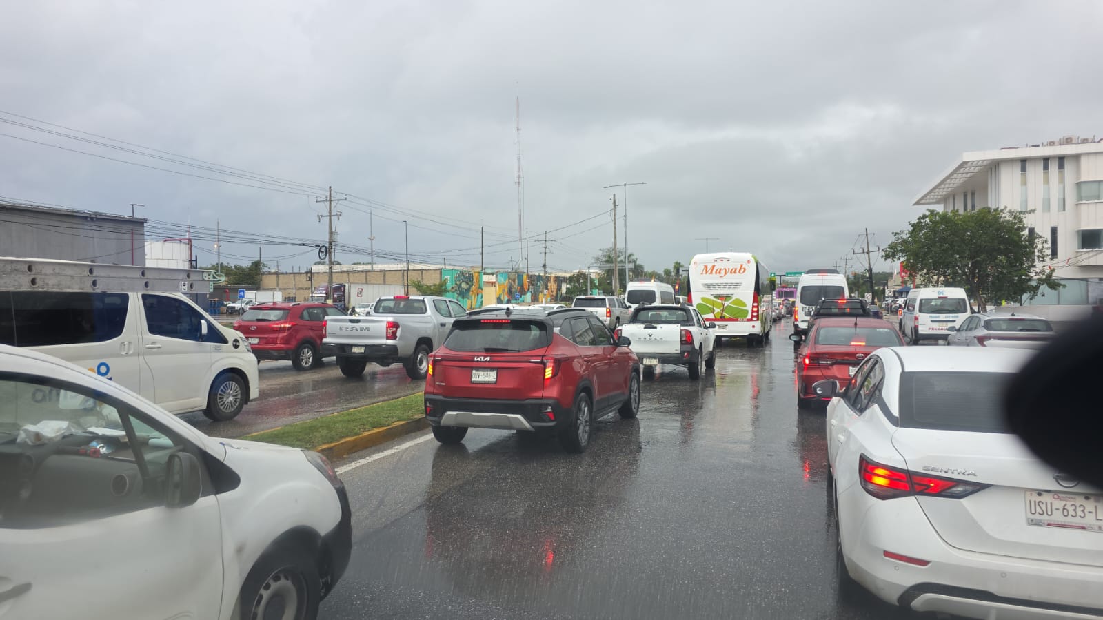 Tráfico intenso en la zona hotelera y la carretera federal 307