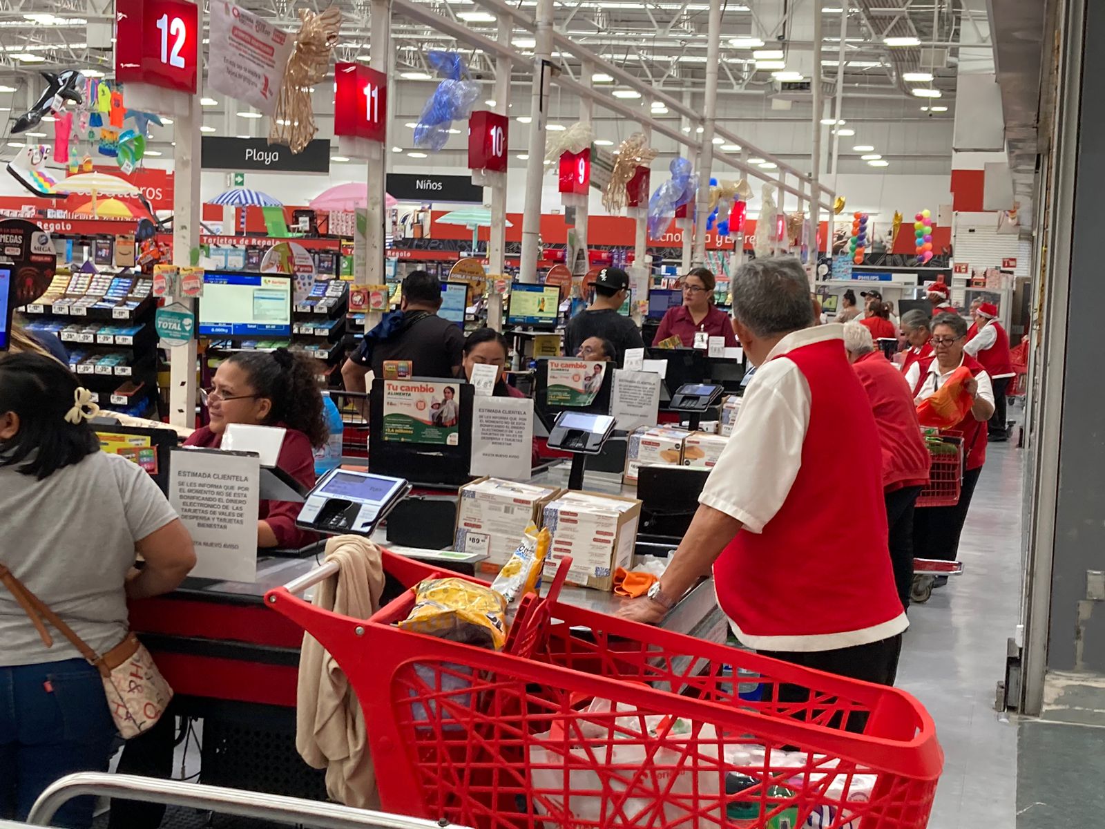 Supermercados en Quintana Roo se saturan por compras de última hora este 24 de diciembre