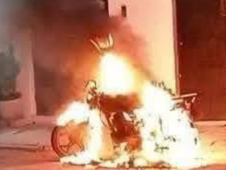 Tras el incendio, los involucrados habrían abordado nuevamente la camioneta para huir con dirección al Boulevard Bahía de Chetumal