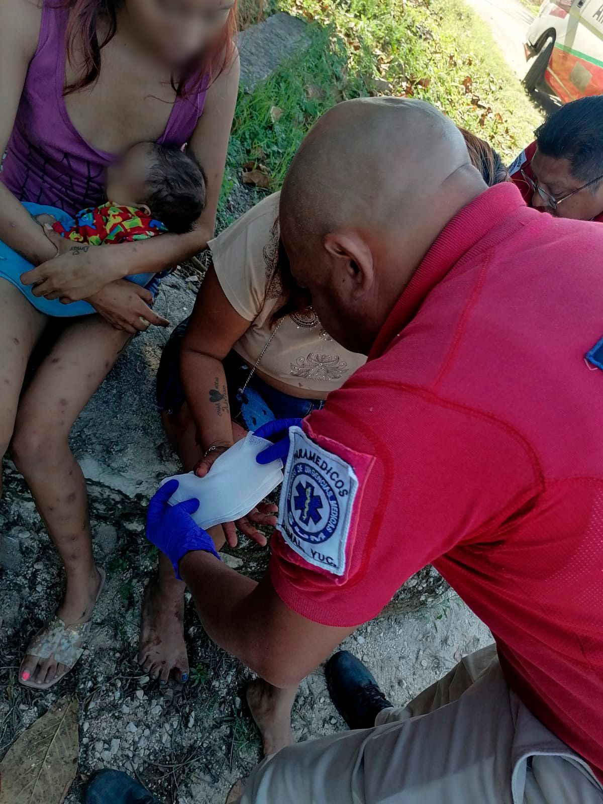 Tras iniciar una discusión, empujó a su pareja mientras ella cargaba al menor, lo que provocó que ambos cayeran al suelo y macheteó a su propia madre.