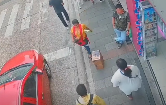 Joven madre muere en tiroteo entre policías y delincuentes. Solo alcanzó a proteger a su bebé y una bala le dio en el pecho.