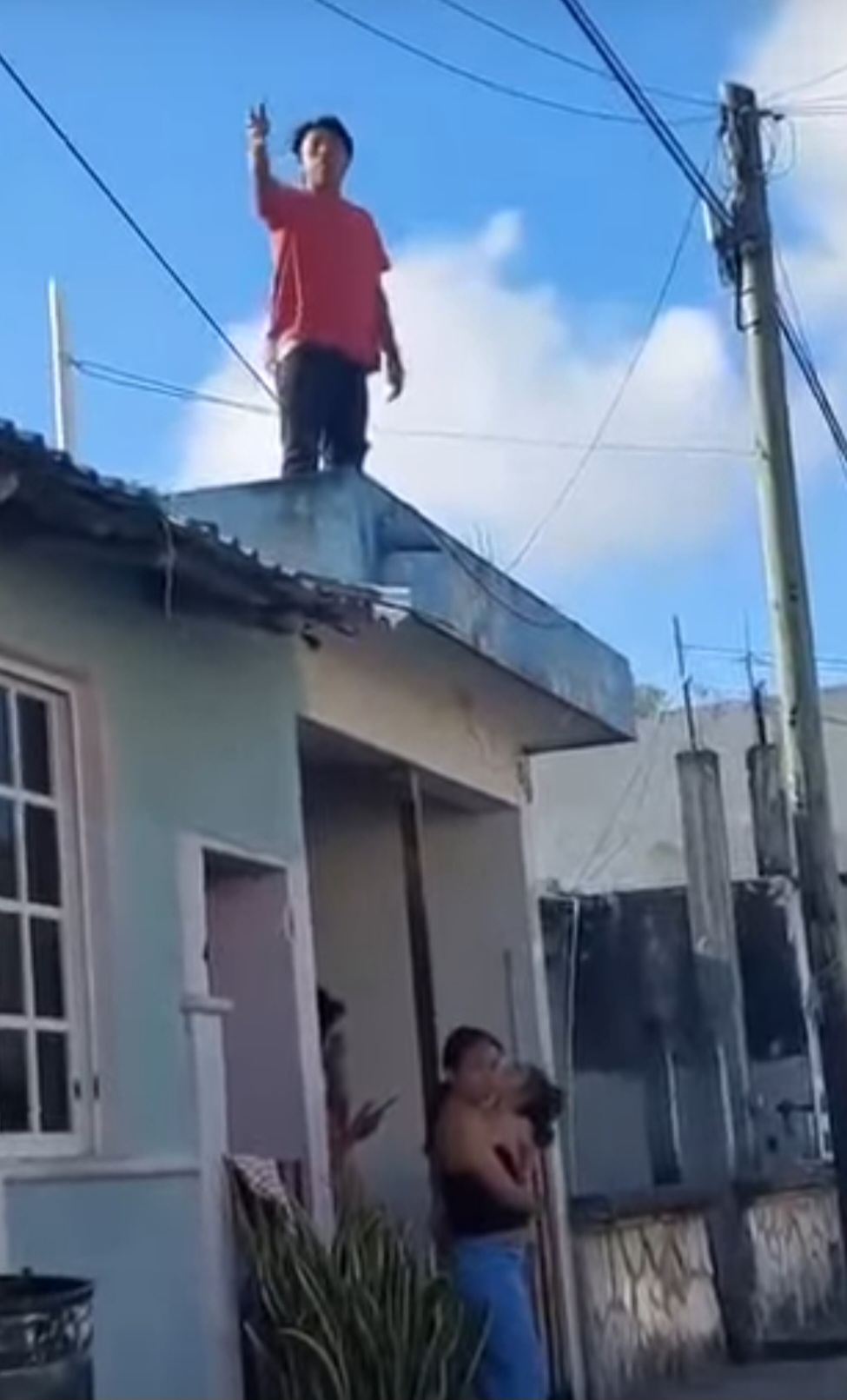 Padre entrega a su hijo a la policía en Cozumel