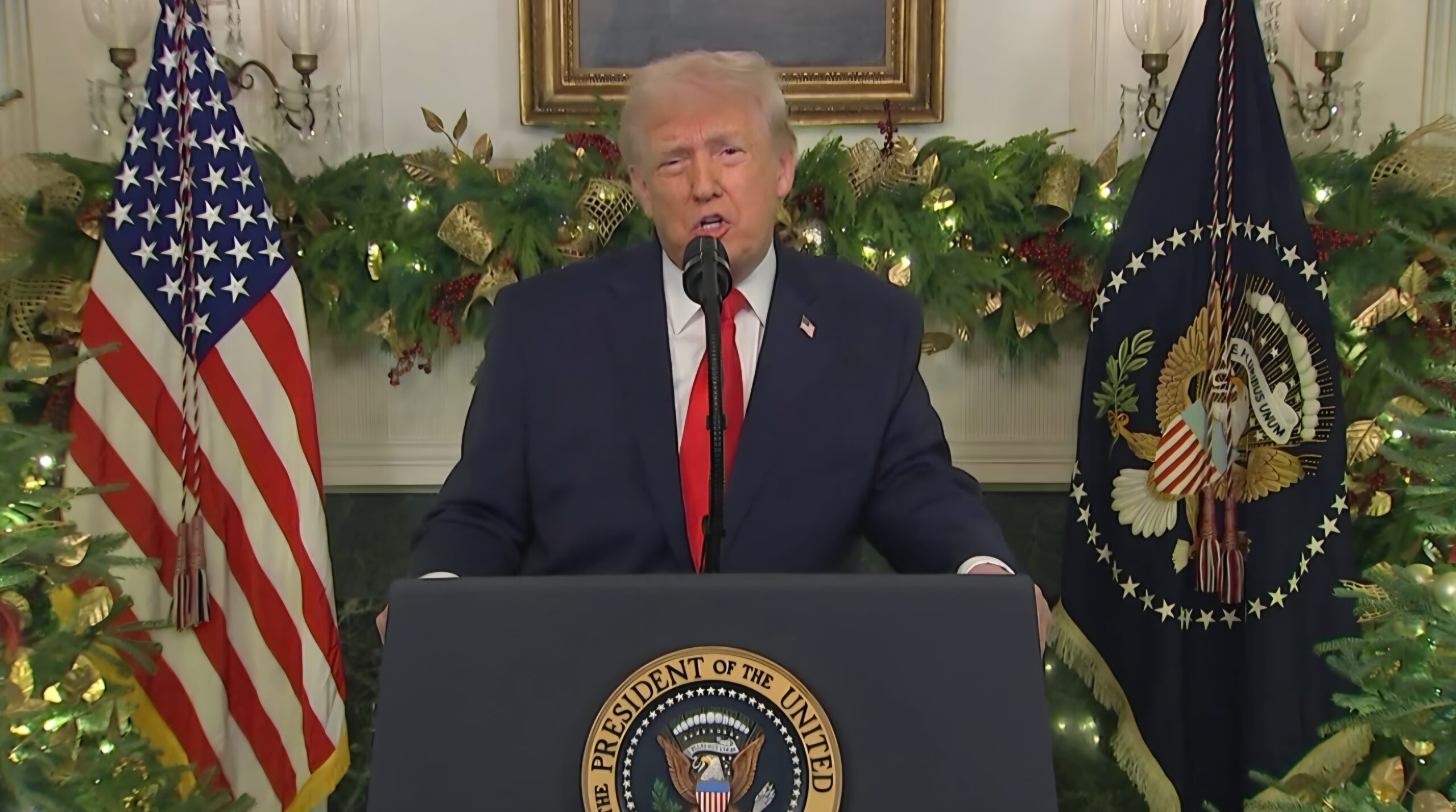 Discurso de Trump desde la Casa Blanca incluyó críticas a Biden, anuncios económicos y pagos especiales a las Fuerzas Armadas.