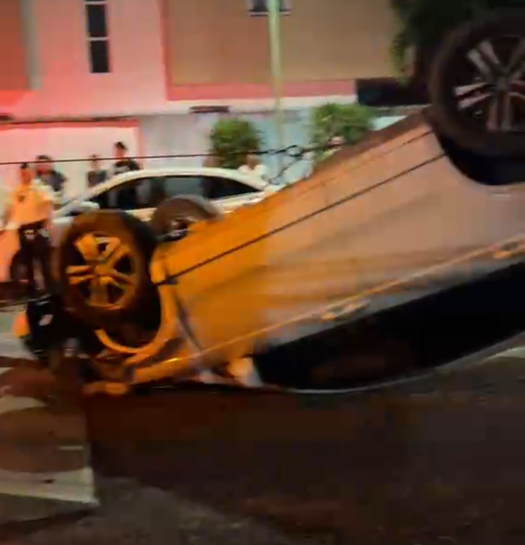 Volcadura en la avenida 135 provocó cierre total y largas filas vehiculares a la entrada de Jardines del Sur 2 en Cancún.