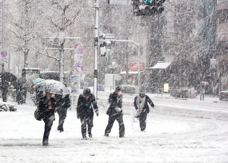 Tormenta blanca cubre de nieve a Japón y paraliza el transporte
