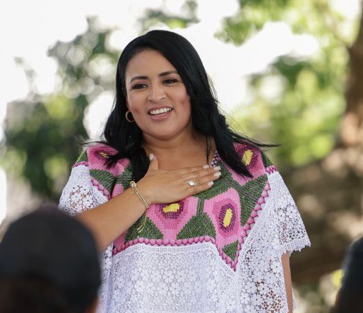 Entregan apoyos alimentarios a familias de Puerto Morelos.