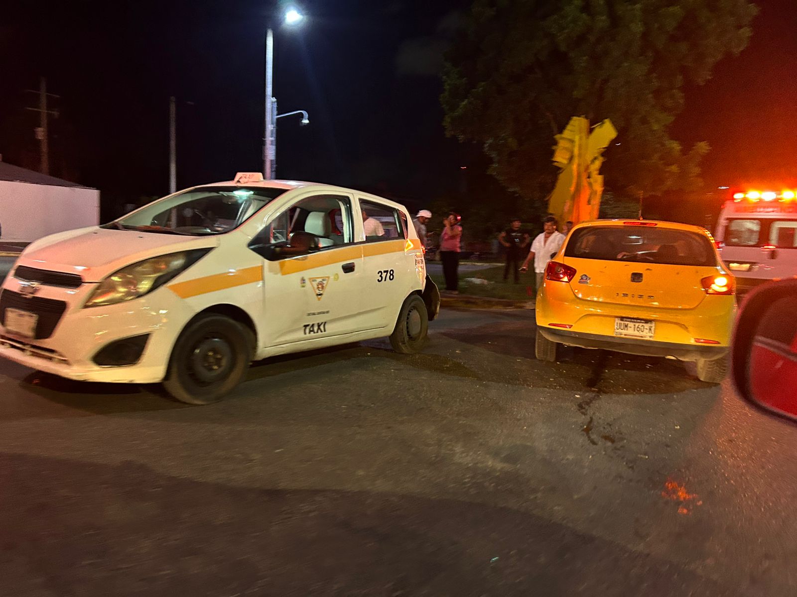 La falta de precaución del taxista al conducir combinado con el exceso de velocidad del automóvil amarillo, que no alcanzó a frenar al ver invadido su carril, fueron las causas de este accidente.