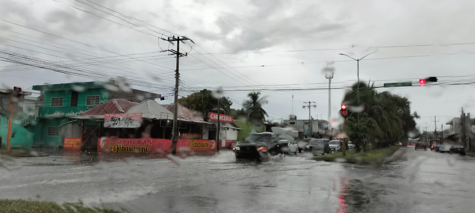 Caos vial por lluvias en Chetumal, derivadas del Frente Frío 19