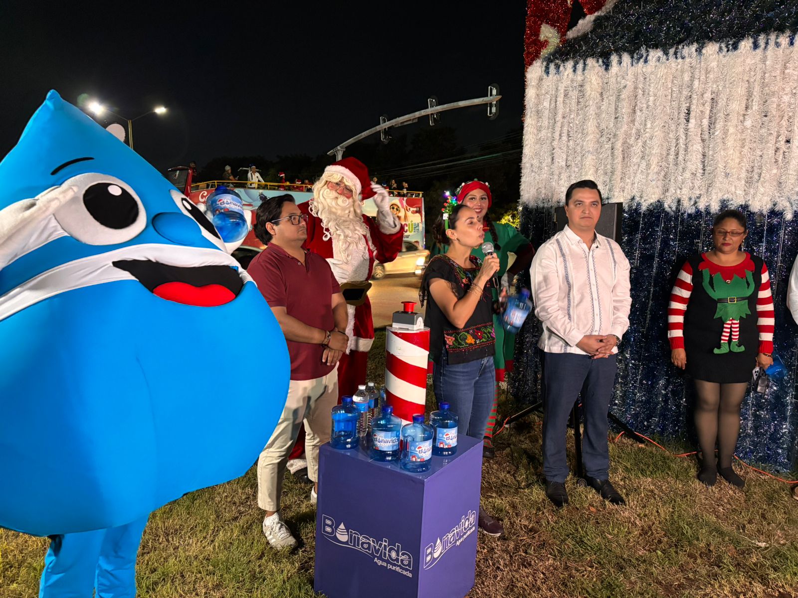 Este viernes, se realizaron encendidos en las glorietas de Bonampak con Sayil, avenida Colosio y Nichupté, con Kabah, lo que ha generado un ambiente festivo navideño en la ciudad.