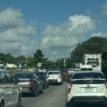 Automovilistas indican que el recorrido desde la zona del Parque Xel-Há hacia Playa del Carmen supera ya la hora y media, debido a la intensa carga vehicular