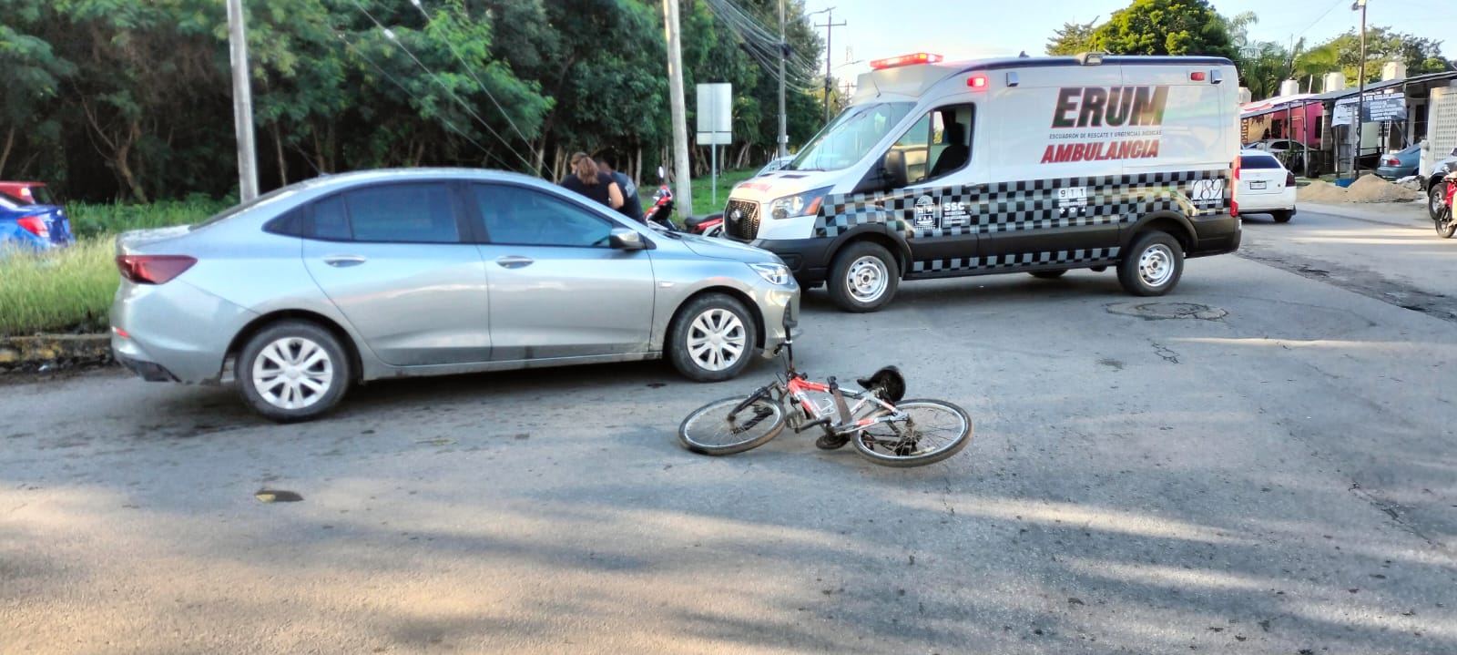 Paramédicos arribaron al lugar para brindar los primeros auxilios al lesionado y tras una valoración inicial, determinaron trasladarlo al Hospital General