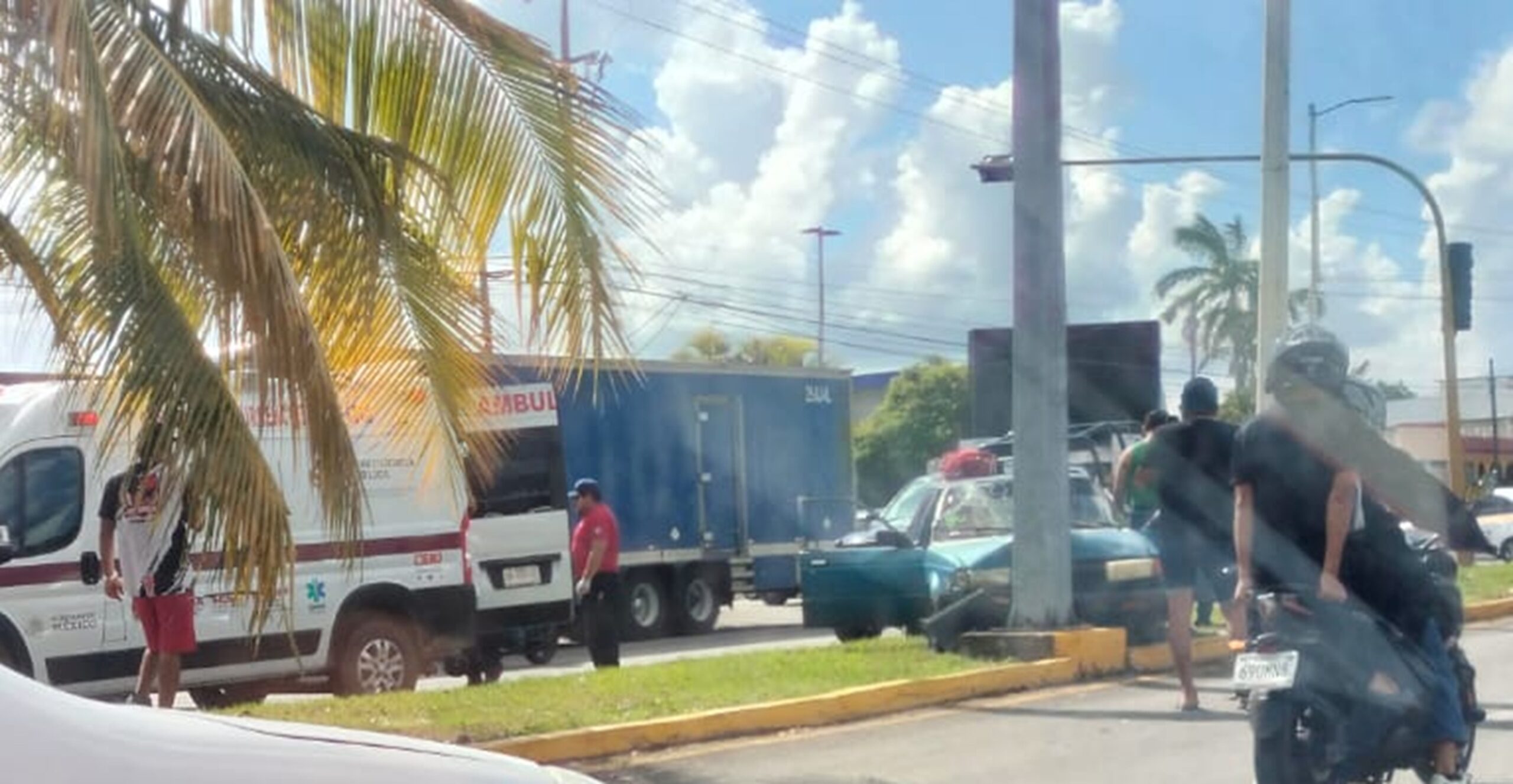 Tsuru impacta un poste del alumbrado público