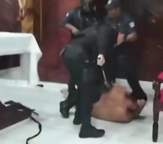 Tras la agresión este hombre fue detenido dentro de la iglesia en Tabsco, cuando le lanzaba objetos al sacerdote, al cual ya había golpeado.