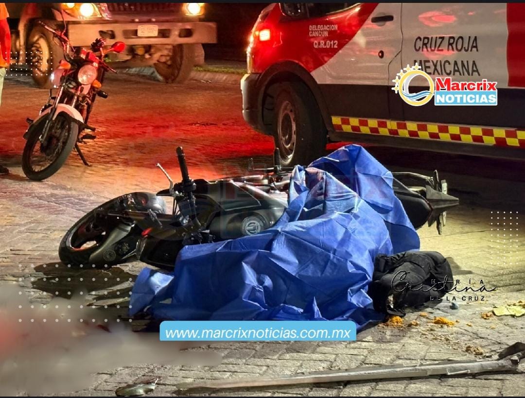 El choque fue de tal magnitud que el conductor de la motocicleta salió proyectado y quedó tendido sobre la cinta asfáltica.