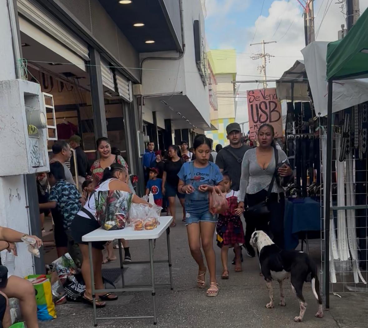 Una de las áreas más concurridas es la conocida popularmente como El Crucero, donde la mezcla de tiendas establecidas, vendedores ambulantes y un centro comercial cercano