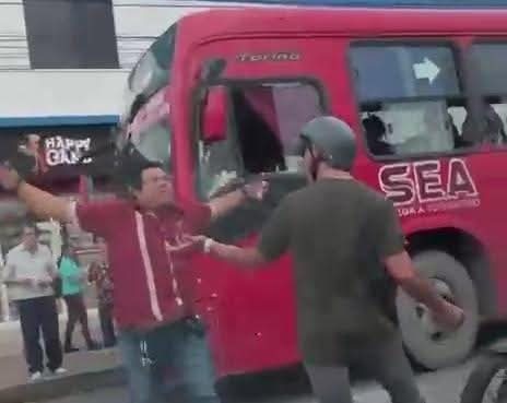 Chofer del transporte público y motociclista se lían a golpes en plena vía pública de Cancún