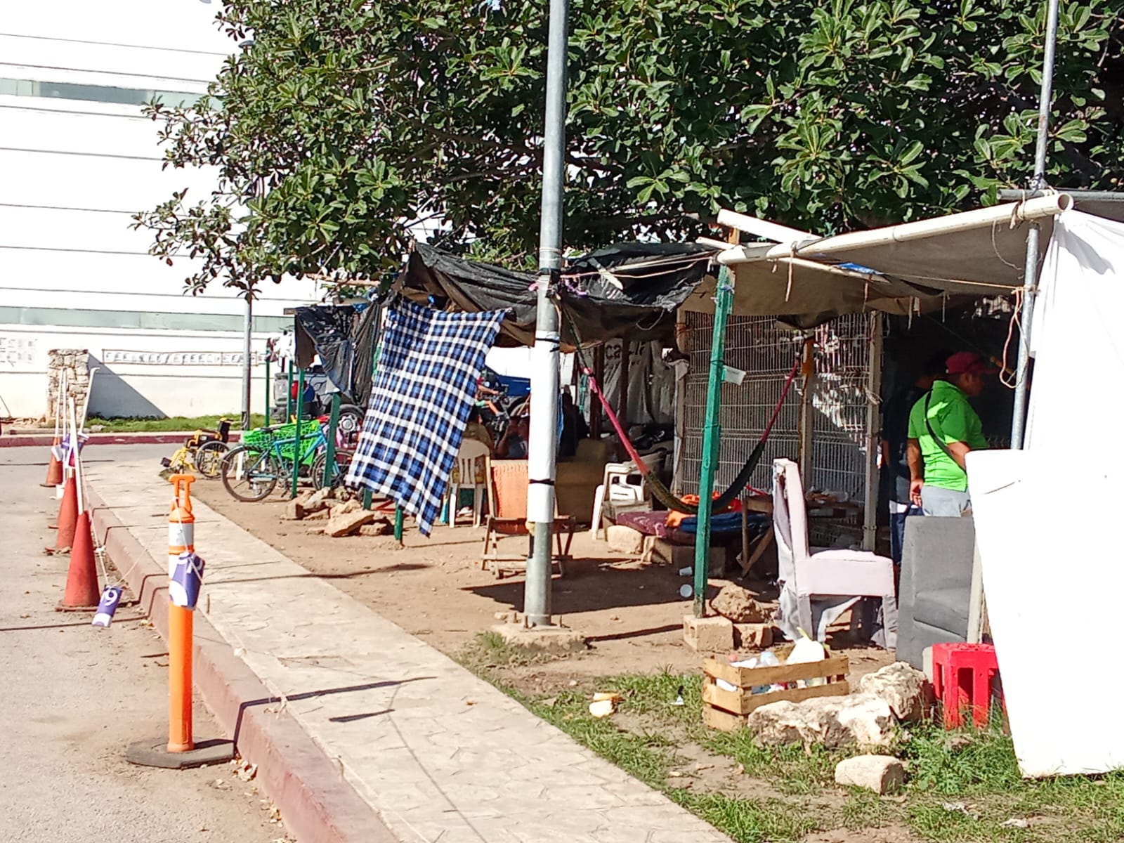 Inconformidad y molestia entre ciudadanos y visitantes, quienes señalan que la imagen y las condiciones sanitarias en los alrededores del hospital se han deteriorado